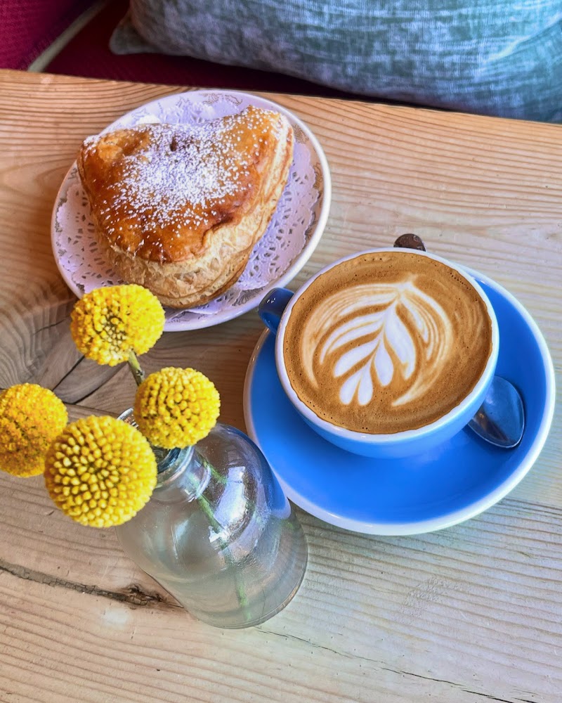R Cafe & Tea Boutique photo 2