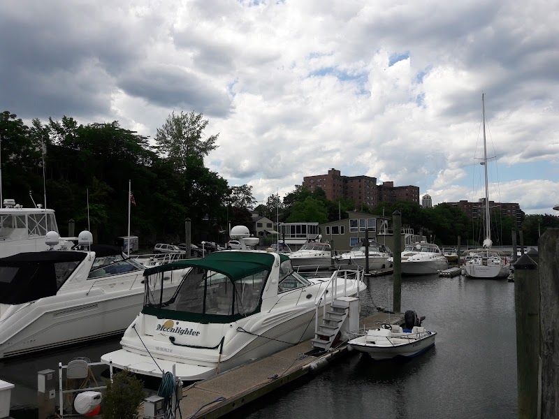 Castaways Yacht Club photo 3