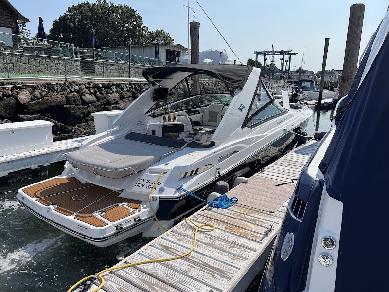 Castaways Yacht Club photo 4