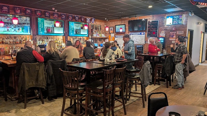 The Back Nine Indoor Sports Bar Grille Indoor Golf photo 5