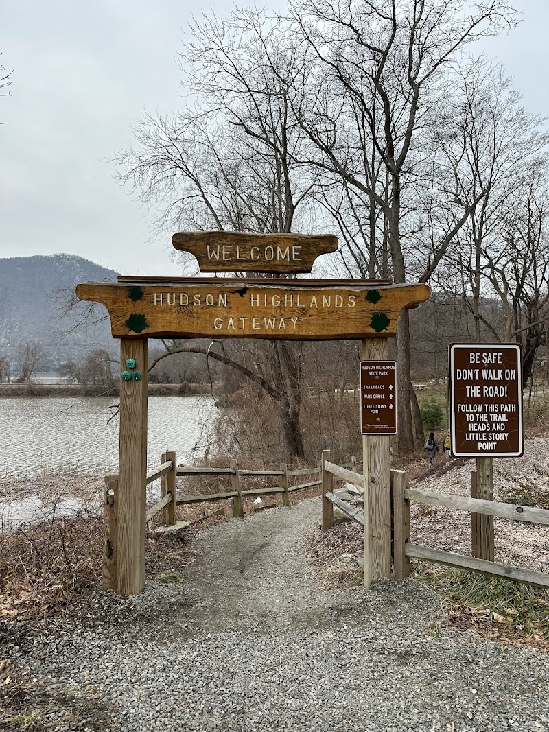 Hudson Highlands Gateway Park Overlook Pond Trailhead photo 4