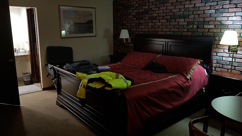 Chalet Inn & Suites photo 2