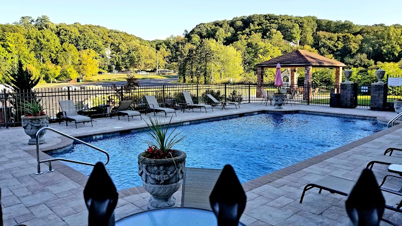 Chalet Inn & Suites photo 3