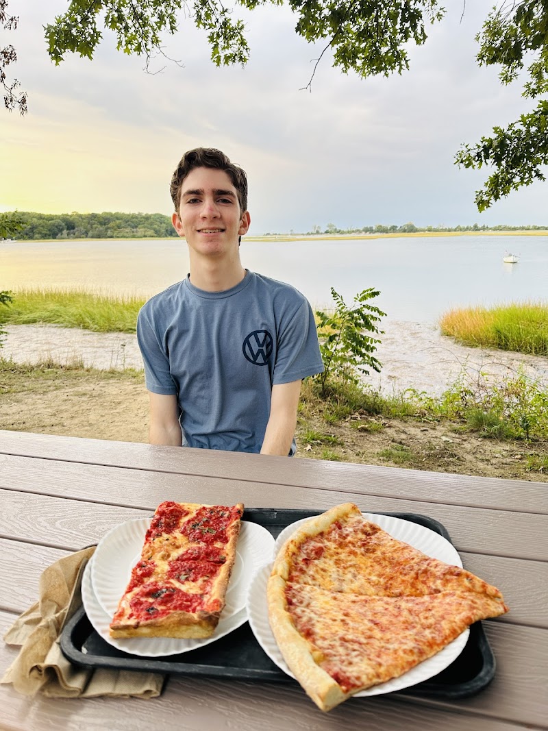 Linda's Riverside Pizzeria & Cafe photo 4