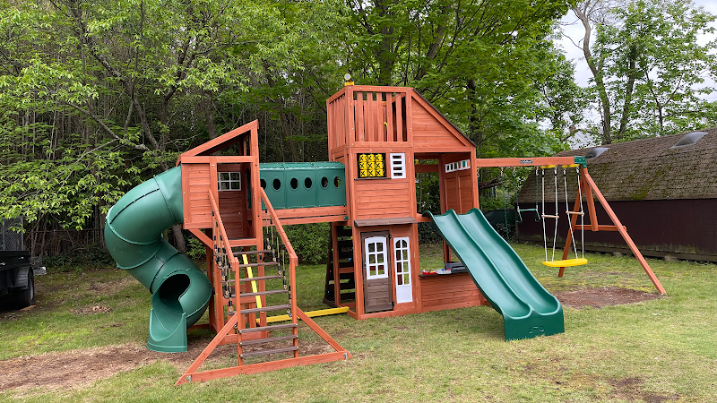 Swing set assemblers photo 1