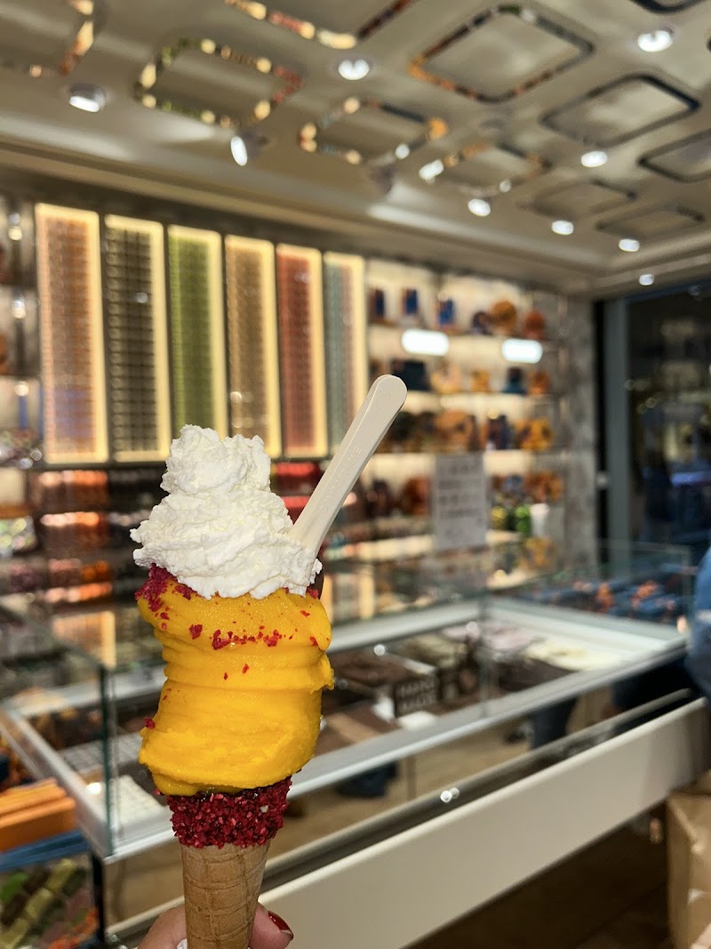 Venchi Chocolate & Gelato Roosevelt Field photo 3