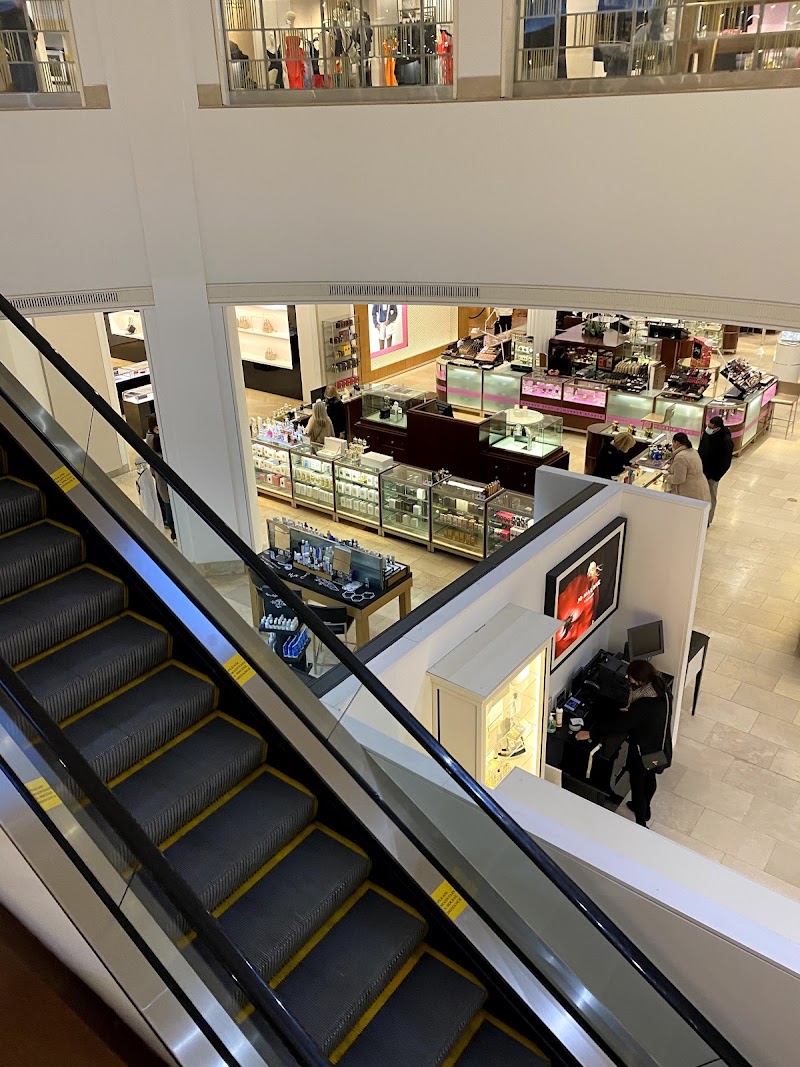 Walt Whitman Shops photo 4