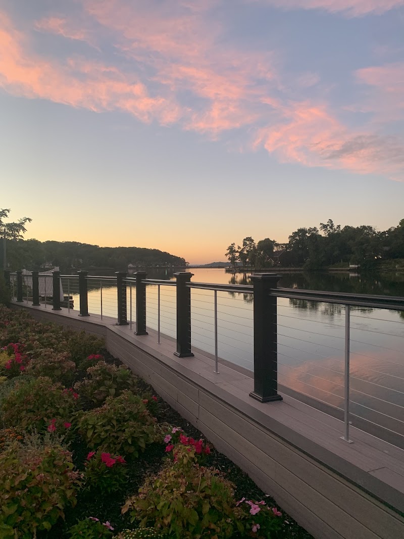 Water's Edge Centerport photo 4